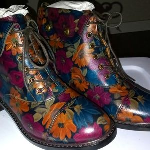 *Patricia Nash* flower printed lace -up boots
